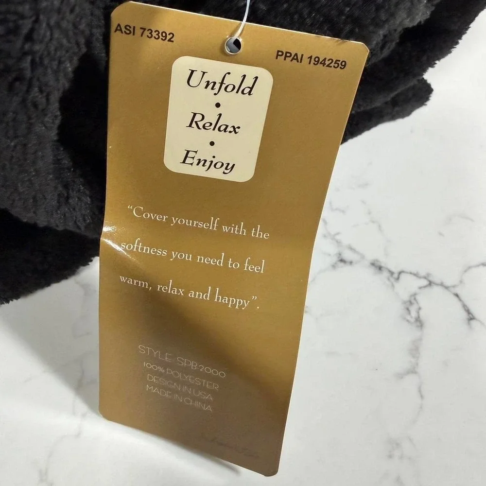 Disney Club 33 Candlelight 2012 Disneyland Resort Plush Throw Blanket NWT Black